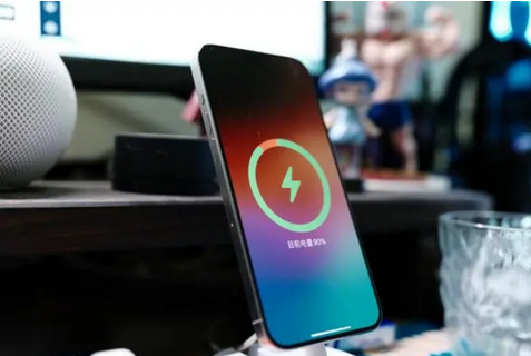 牡丹江苹果15换屏服务分享用什么充电器给iPhone15充电更好 